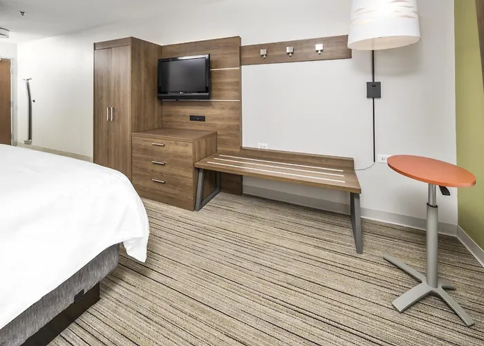 Express Chicago Northwest-vernon Hills By Ihg