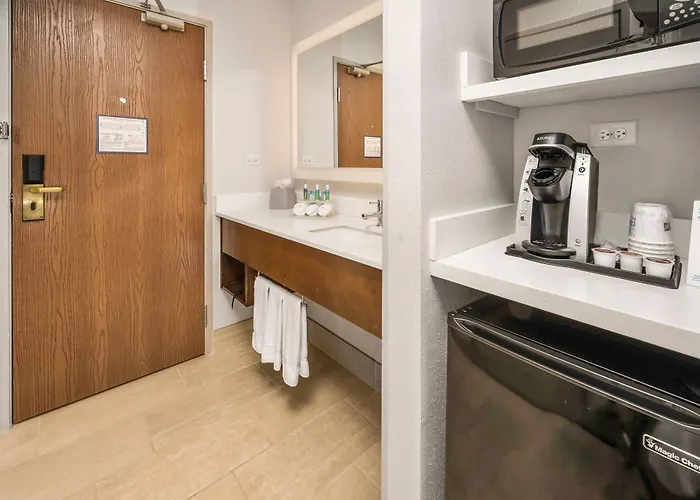 Express Chicago Northwest-vernon Hills By Ihg 2* Vernon Hills
